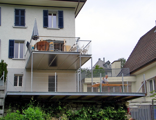 Balkon und Terrasse mit Holzrost und Wasserführenden Untersicht