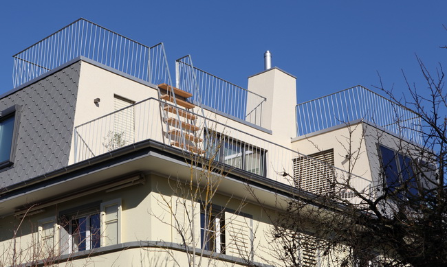 Zwei Stücke Dachterrasse mit Geländer und Treppe, Holzboden und Stufen