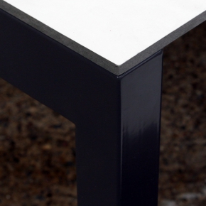 Tischgestell Pulverbeschichtet grau mit weisser Eternitplatte