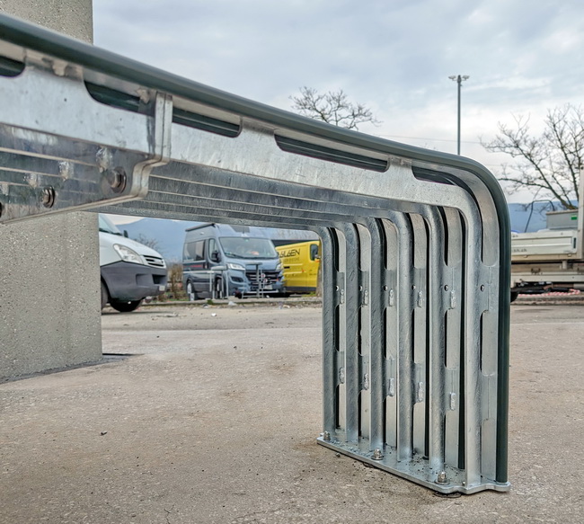 indivilinie sitzbank kunststoff sitzflaeche stadtbank 05
