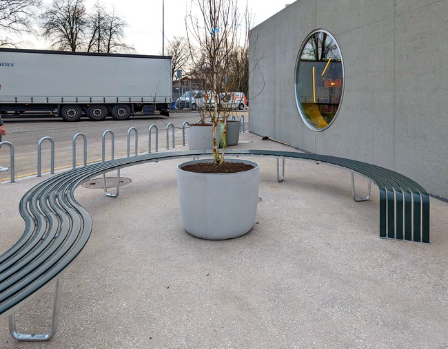 indivilinie sitzbank kunststoff sitzflaeche stadtbank 13