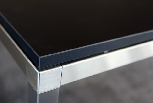 Tischplatten mit Linoleim- Kanten auf Edlestahlgestell