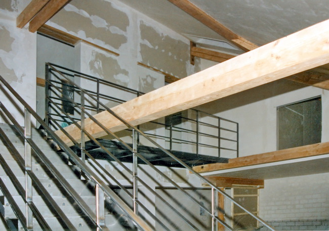Baustelle Metalltreppe und Steg als Fachwerk in Loft Wohnung in Suhr