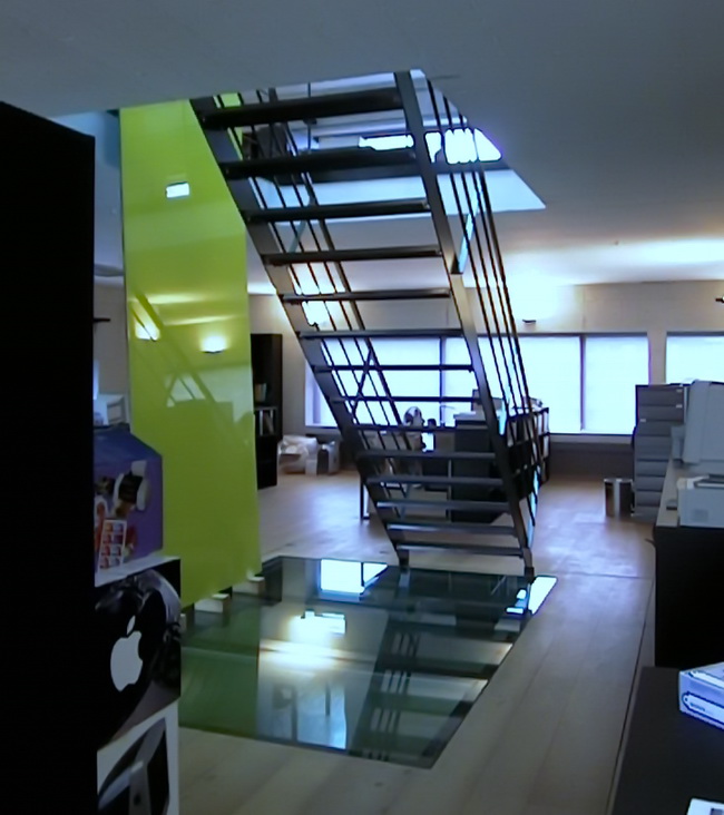 Treppe für Büro mit Gitterrost Stufen und Edelstahl- Handlauf