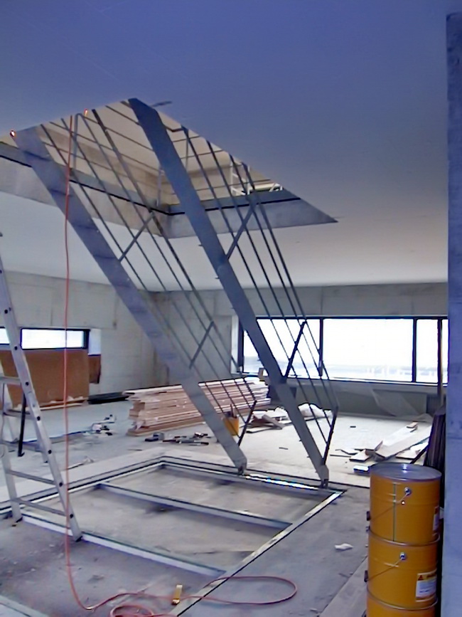 Einbau Treppe für Büro mit Gitterrost Stufen und Edelstahl- Handlauf