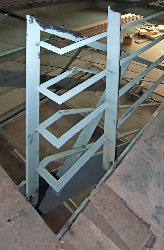 Baustelle Montage Treppe für Büro mit Gitterrost Stufen und Edelstahl- Handlauf