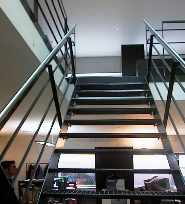 Treppe für Büro mit Gitterrost Stufen und Edelstahl- Handlauf