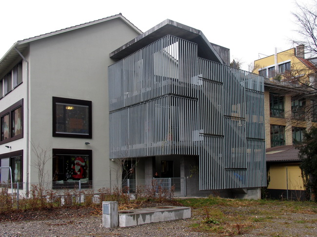 Gitterverkleidung von Treppenhaus einer Kindertagesstätte in Zürich