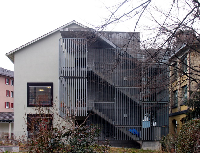 Gitterverkleidung von Treppenhaus einer Kindertagesstätte in Zürich