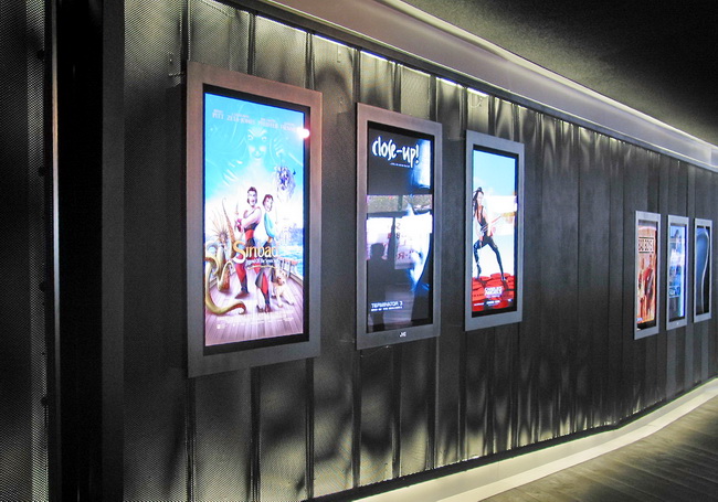Wandverkleidungen aus doppeltem Streckmetall mit Moiré-Effekt und Screens Kino Metropol