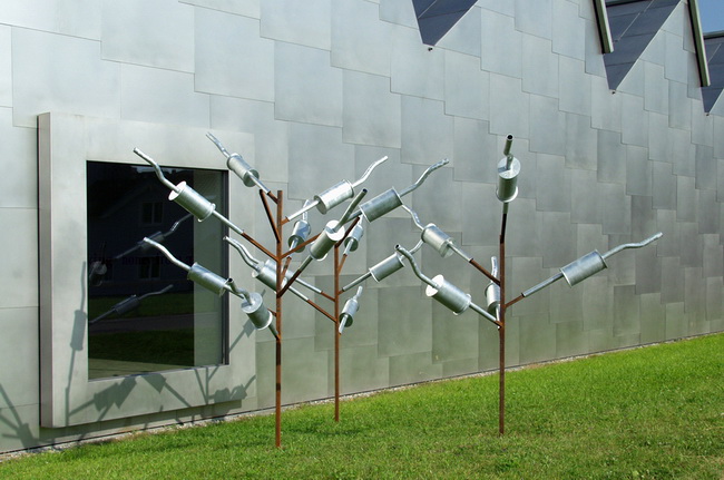 Endlich Ruhe, Auspuff Bäume verzinkt, Skulptur von Kerim Seiler