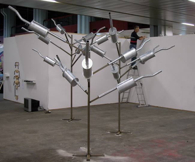 Endlich Ruhe, Auspuff Bäume verzinkt, Skulptur von Kerim Seiler