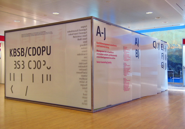 Pavillon für Ausstellung mit drehbaren Wänden und Füllung mit Doppelstegplatten