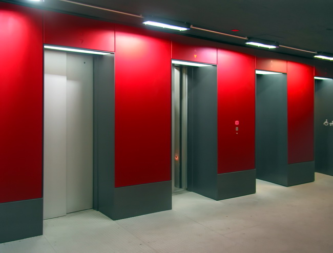 Liftfronten aus rot eloxiertem Aluminiumblech für das Parkhaus Urania in Zürich