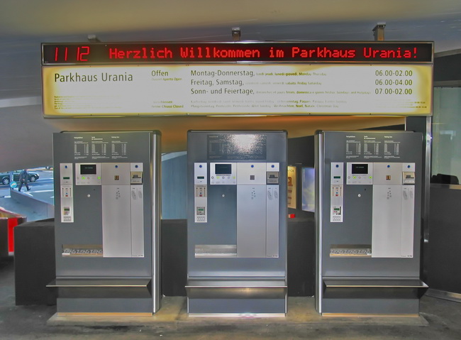 Leuchtkaten über Kassenautomaten beim Parkhaus Urania in Zürich