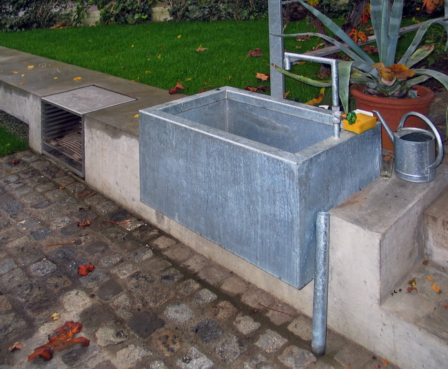 Brunnentrog aus verzinktem Stahl mit Brunneneinlauf