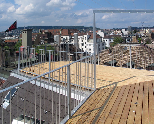 Dachzinne Geländer, und boden mit Holzrost auf bestehendem Blechdach