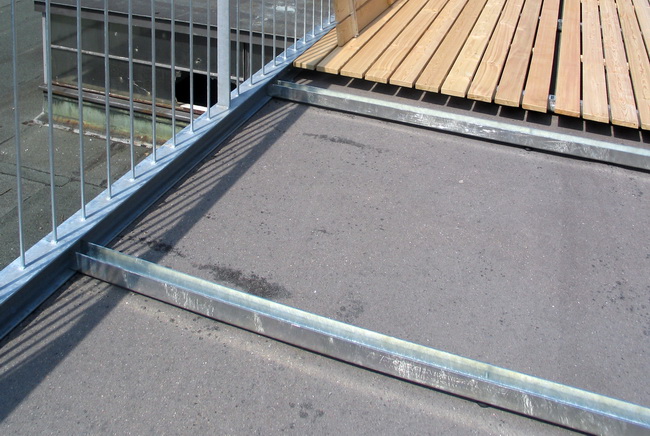 Rost Unterkonstruktion verbunden mit umlaufendem Geländer der Dachterrasse