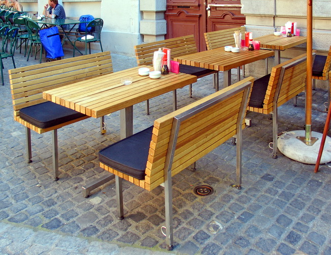 Outdoor- Möbel für Restaurant Aussenbereicht aus Edelstahl und Eichenholz