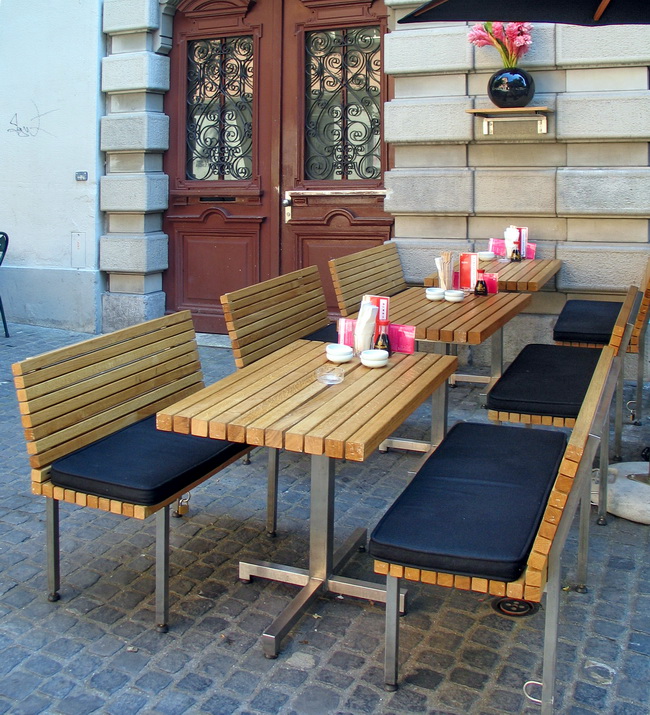 Outdoor- Möbel für Restaurant Aussenbereicht aus Edelstahl und Eichenholz