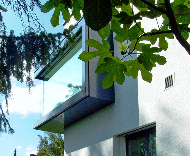 Erkerfenster mit Stützfunktion, Sonnenschutz und Sitzgelegenheit Innen