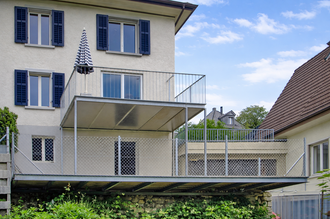 Balkon und Terrasse mit Holzrost und Wasserführenden Untersicht