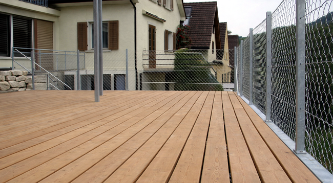 Balkon und Terrasse mit Holzrost und Wasserführenden Untersicht