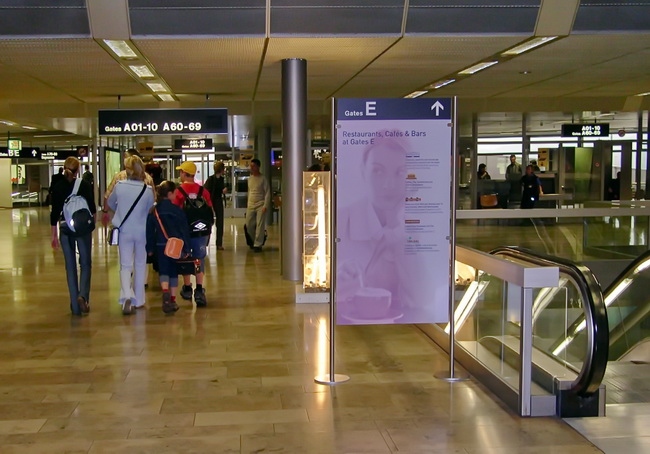 Provisorische Signaletik für den Flughafen in Zürich