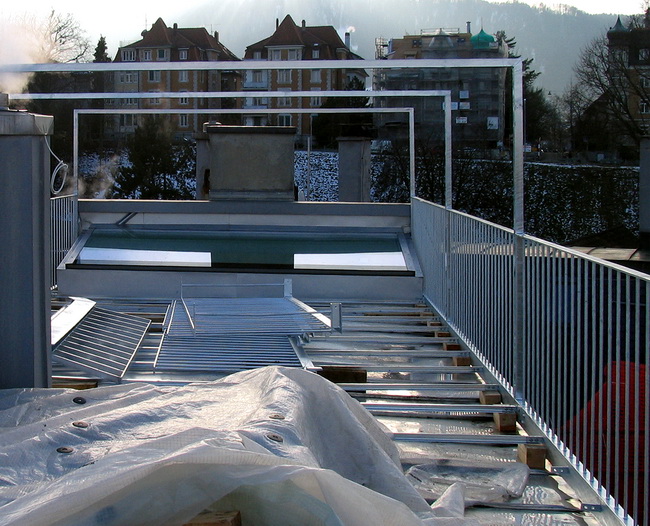 Montage Dachterrasse, Dachzinne mit Treppe und Atrium, Holzrost aus Lärchenholz