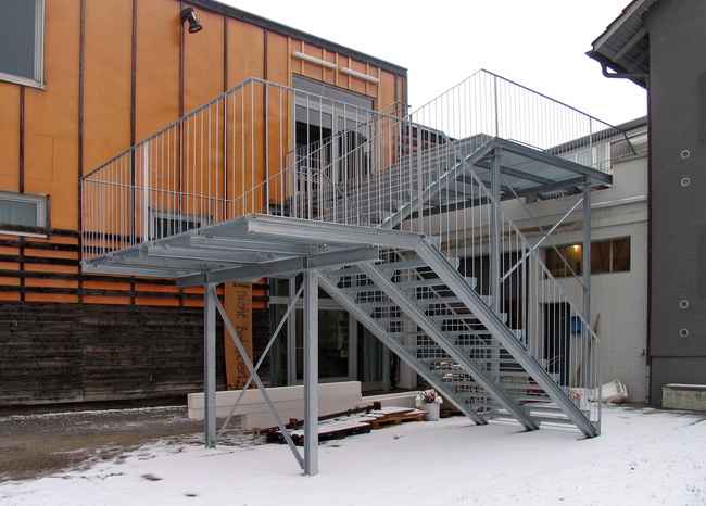 Fluchttreppe mit Gitterroststufen für Veranstaltungsraum der ETH Zürich. Feuerverzinkt mit Geländer