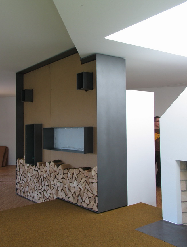 Wohnwand mit Bar, Vitrine und Audioanlage in Holz und Metall