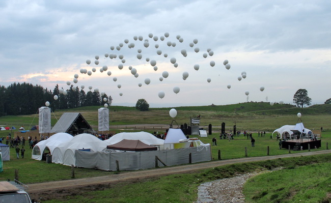 Lichtinstallation Netz aus Helium Balloons für Festival