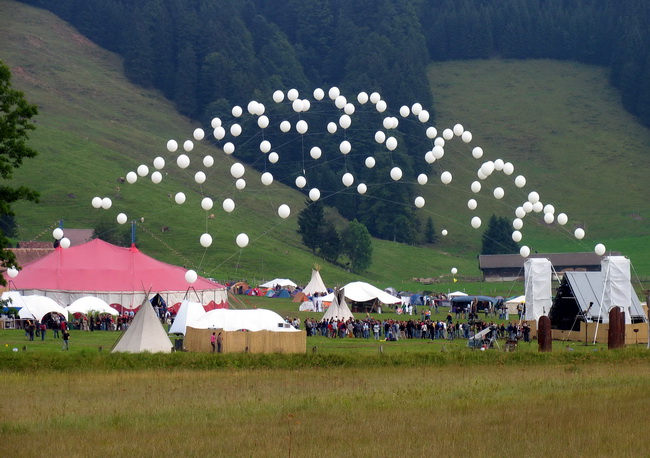 Lichtinstallation Netz aus Helim Balloons für Festival