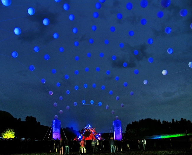 Lichtinstallation Netz aus Helium Balloons für Festival
