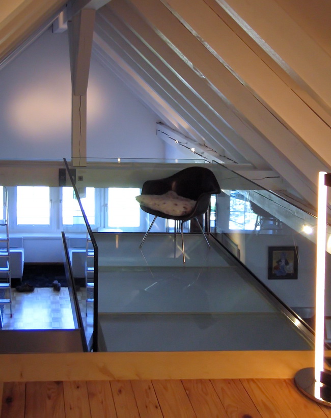 Glasboden und Glasgeländer für Podest mit Treppe in Wohnraum