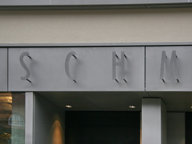 Restaurant Beschriftung an Metallfassade mit einzelnen Buchstaben aus Metall