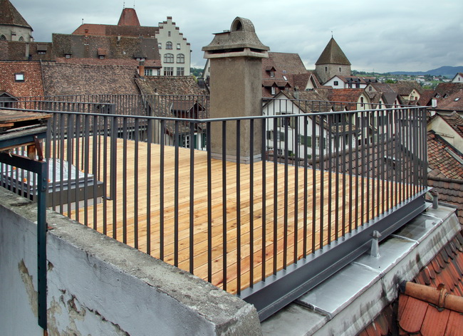 Dachterrasse mit isoliertem Dachausstieg Geländer und Dachzinne mit Holzrost Altstadt Rapperswil