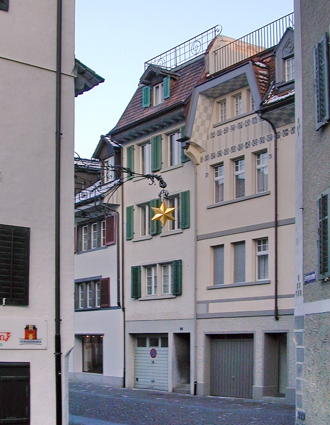 Haus in der Altstadt Rapperswil noch mit altem Geländer
