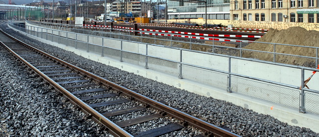 SBB Durchmesserlinie Geländer mit Schottergitter Bahninfrastruktur