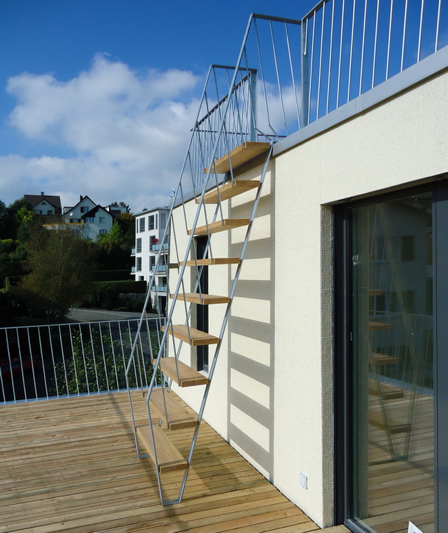 Dachtreppe mit Handlauf und Holzstufen für Dachterrasse