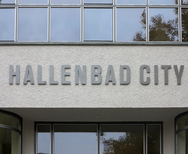 Aussenbeschriftung Haupteingang Hallenbad City Haupteingang Nahaufnahme