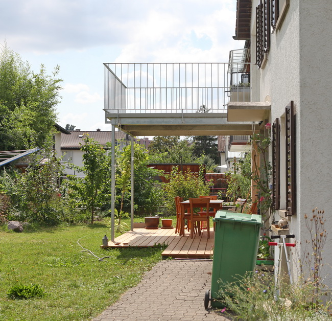 Balkonabau mit wasserdichtem Boden und Geländer