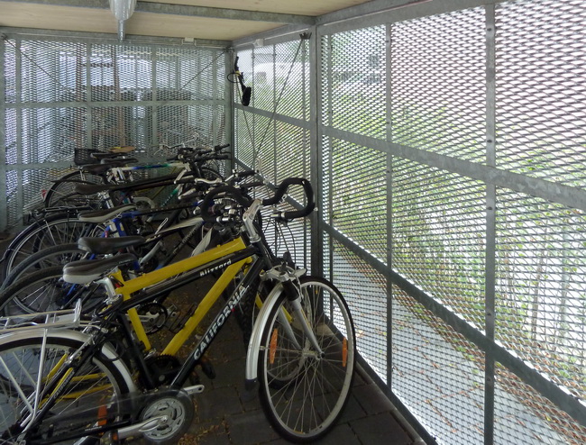Fahrrad Abstellraum Streckmetall Holzdach Schiebetueren mit Velos