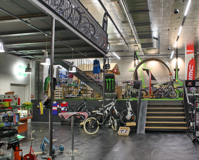 Podest und Treppe im Verkaufsraum von Happy Bike Europaallee Zürich