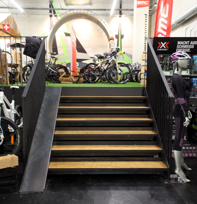 Treppe mit Fahrradrampe aus Schwarzblech im Verkaufsraum