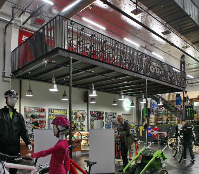 Podest und Treppe aus Schwarzstahl im Verkaufsraum von Happy Bike