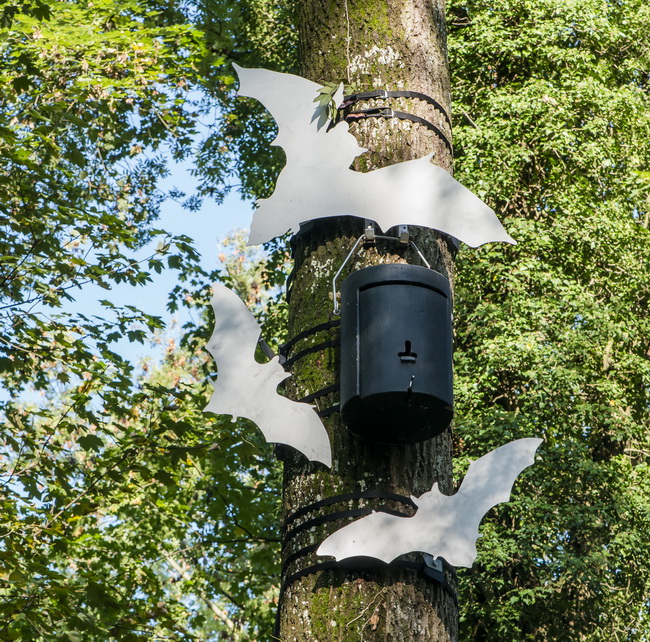 Signaletik Schilder Tiersymbole Pegelstand Auenpark Erlebnissteg Fledermaeuse