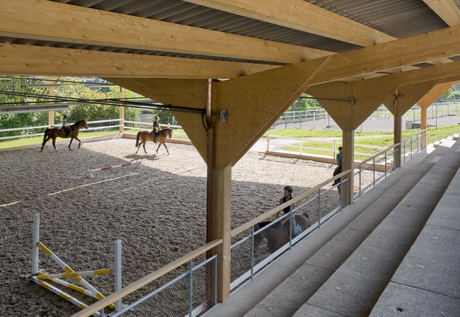 Geländer mit Maschendraht verzinkt mit Holzhandlauf Reitplatz Kolbenhof