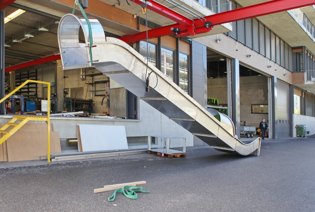 Rutschbahn aus Edelstahl mit transparenter Abdeckung Werkstatt Test