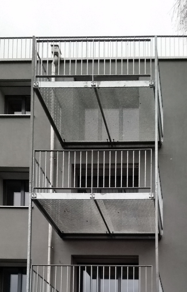 balkonturm eckbalkon staketengelaender gitterrost 10